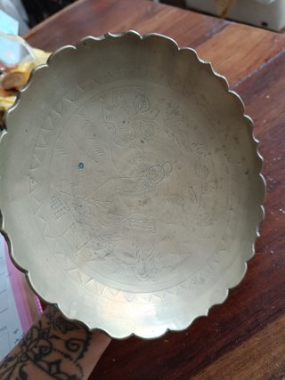 Copa de latón con borde festoneado