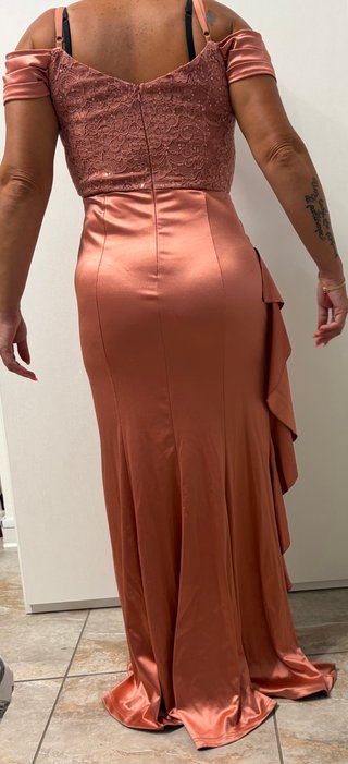 Abito elegante color rame-terracotta