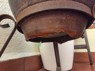 Maceta de terracota con soporte de metal