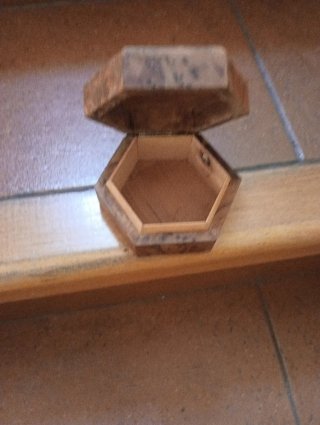 Cajita de madera con incrustaciones