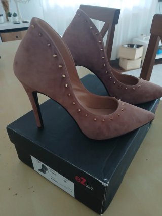 Zapatos de tacón Ezzio con tachuelas