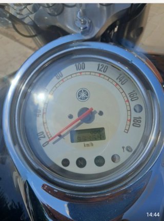 Yamaha Cruiser Negra, dorada. Reloj en el manillar