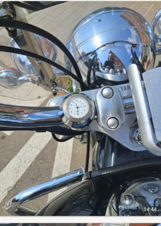 Yamaha Cruiser Negra, dorada. Reloj en el manillar