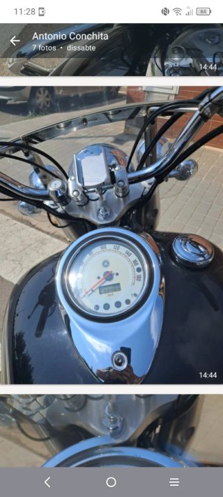 Yamaha Cruiser Negra, dorada. Reloj en el manillar