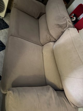 Dos sofás beige de 3 y 2 plazas tela