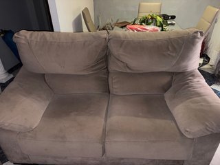 Dos sofás beige de 3 y 2 plazas tela