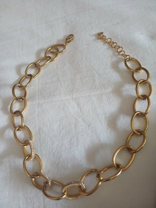 Collar cadena dorada con cuentas brillantes