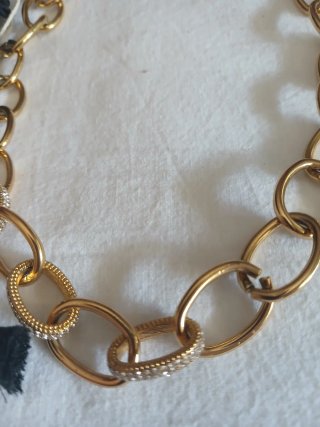 Collar cadena dorada con cuentas brillantes
