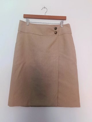 Falda beige con botones