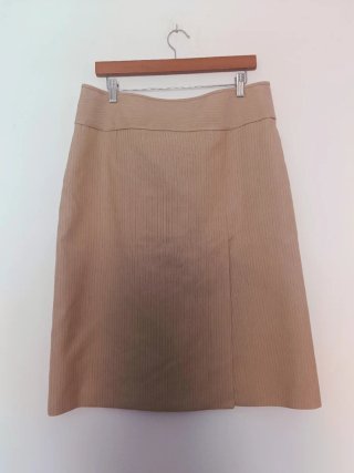 Falda beige con botones
