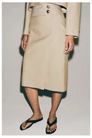 Falda beige con botones