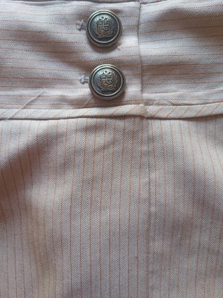 Falda beige con botones