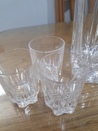 Juego de licorera y vasos de cristal