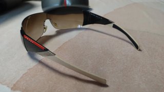 Gafas de sol Prada con funda original