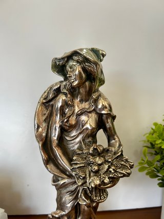 Escultura Mujer Art Nouveau Cesta de Flores