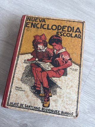 Libro antiguo, nueva enciclopedia escolar