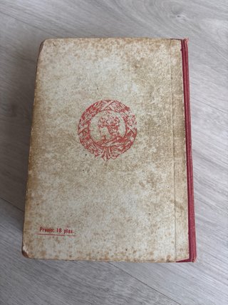 Libro antiguo, nueva enciclopedia escolar