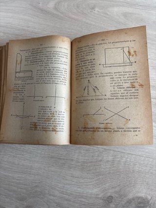 Libro antiguo, nueva enciclopedia escolar