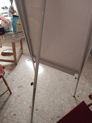 Pizarra blanca magnética con patas