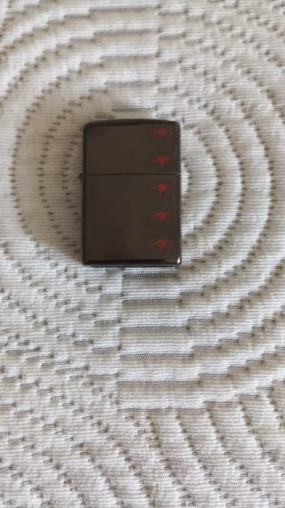 Zippo con design di ragni rossi_1