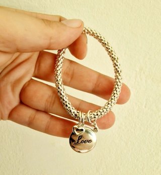Braccialetto con ciondolo Love