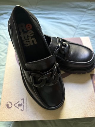 Zapatos Refresh negros con cadena