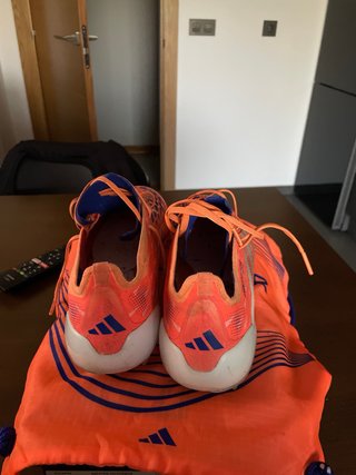 Botas de fútbol Adidas Predator gama alta.