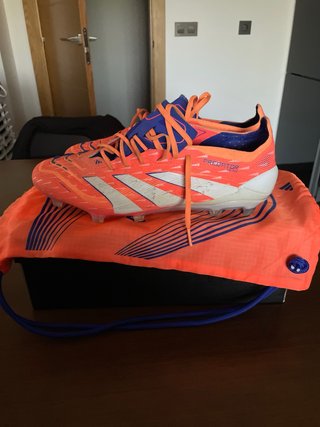 Botas de fútbol Adidas Predator gama alta.
