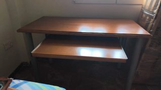 Mesa de estudio roble castaño y patas metálicas
