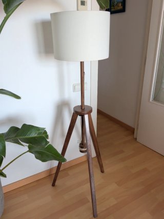 Lámpara de pie de madera y tela