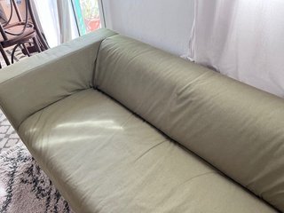 Sofá IKEA Klippan verde oliva.