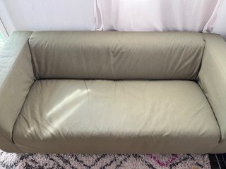 Sofá IKEA Klippan verde oliva.