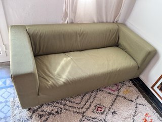 Sofá IKEA Klippan verde oliva.