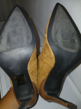 Botines de tacón marrón marca Ezzio.