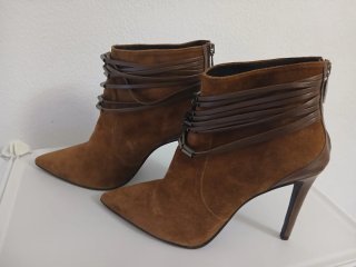 Botines de tacón marrón marca Ezzio.