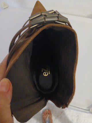 Botines de tacón marrón marca Ezzio.