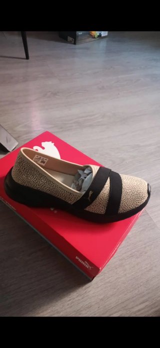 Zapatillas Puma Mujer Beige y Negro