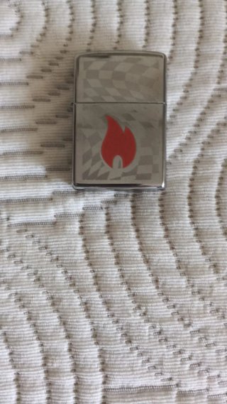 Zippo con design a scacchi e fiamma