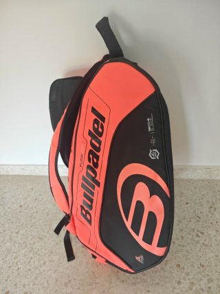Mochila Bullpadel Grande Naranja y Negra