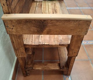 Banco rústico de madera con respaldo