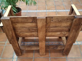 Banco rústico de madera con respaldo