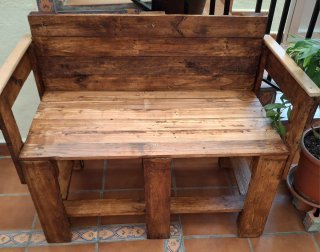 Banco rústico de madera con respaldo