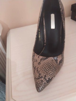 Zapatos de tacón estampado serpiente talla 36