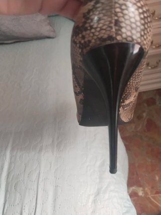 Zapatos de tacón estampado serpiente talla 36