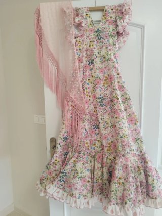 Traje de flamenca floral rosa