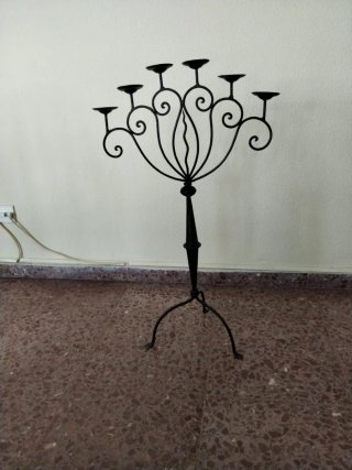 Candelabro de pie metálico negro