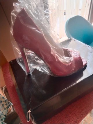 Zapatos de tacón rosa y rojo