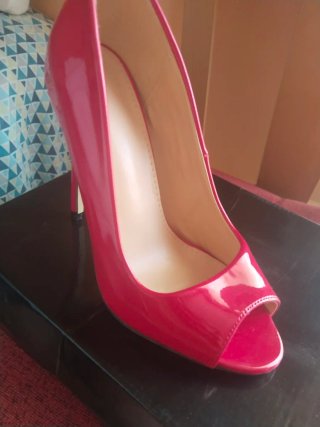 Zapatos de tacón rosa y rojo