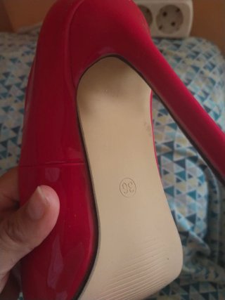 Zapatos de tacón rosa y rojo
