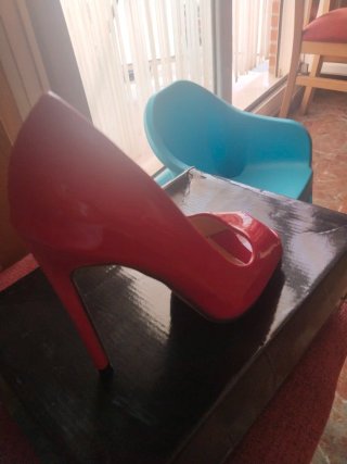 Zapatos de tacón rosa y rojo